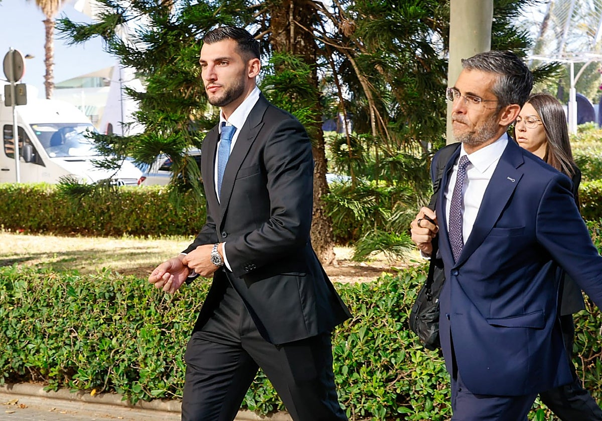 Rafa Mir llega a los juzgados de Valencia para ser enjuiciado por agresión sexual agravada a una joven
