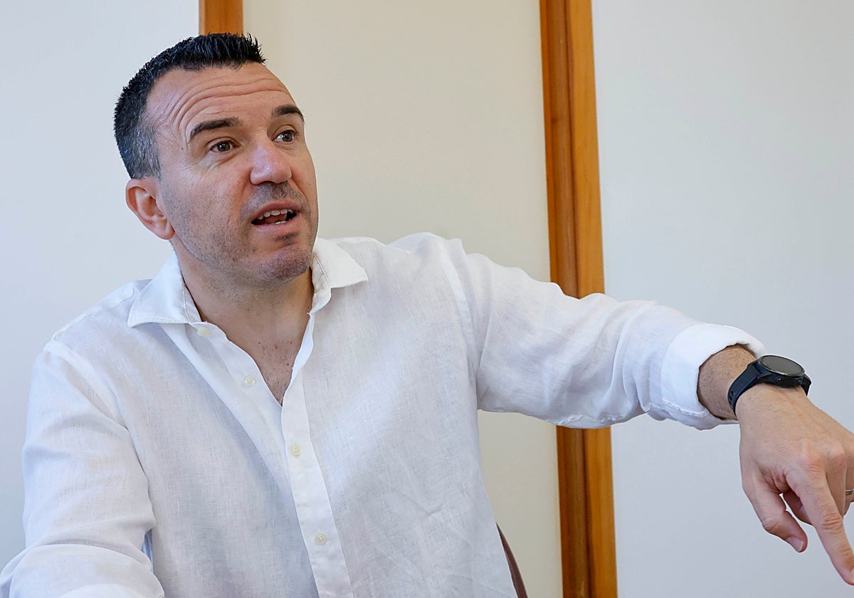 «Veo a los alcaldes socialistas borrar sus fotos con Zapatero y con Ábalos y esconder las siglas del PSOE»