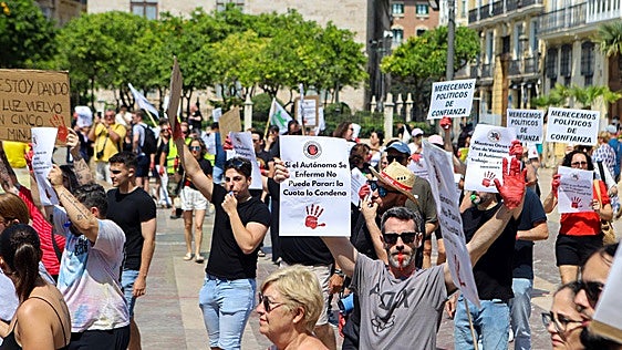 Manifestación de autónomos en Valencia: «Si se enferma no puede parar. La cuota lo condena»