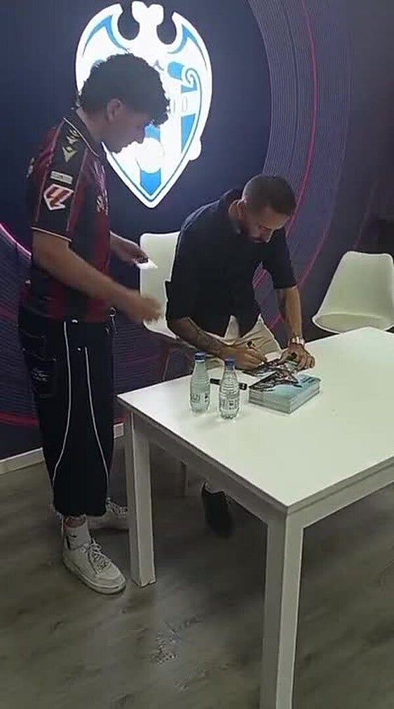 Morales se despide de la afición del Levante