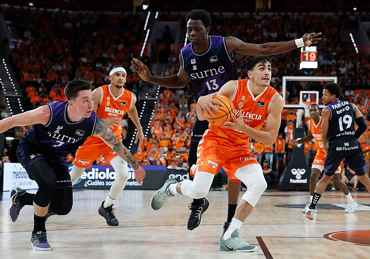 Álvaro Cárdenas adelanta en la rotación a Darius Thompson