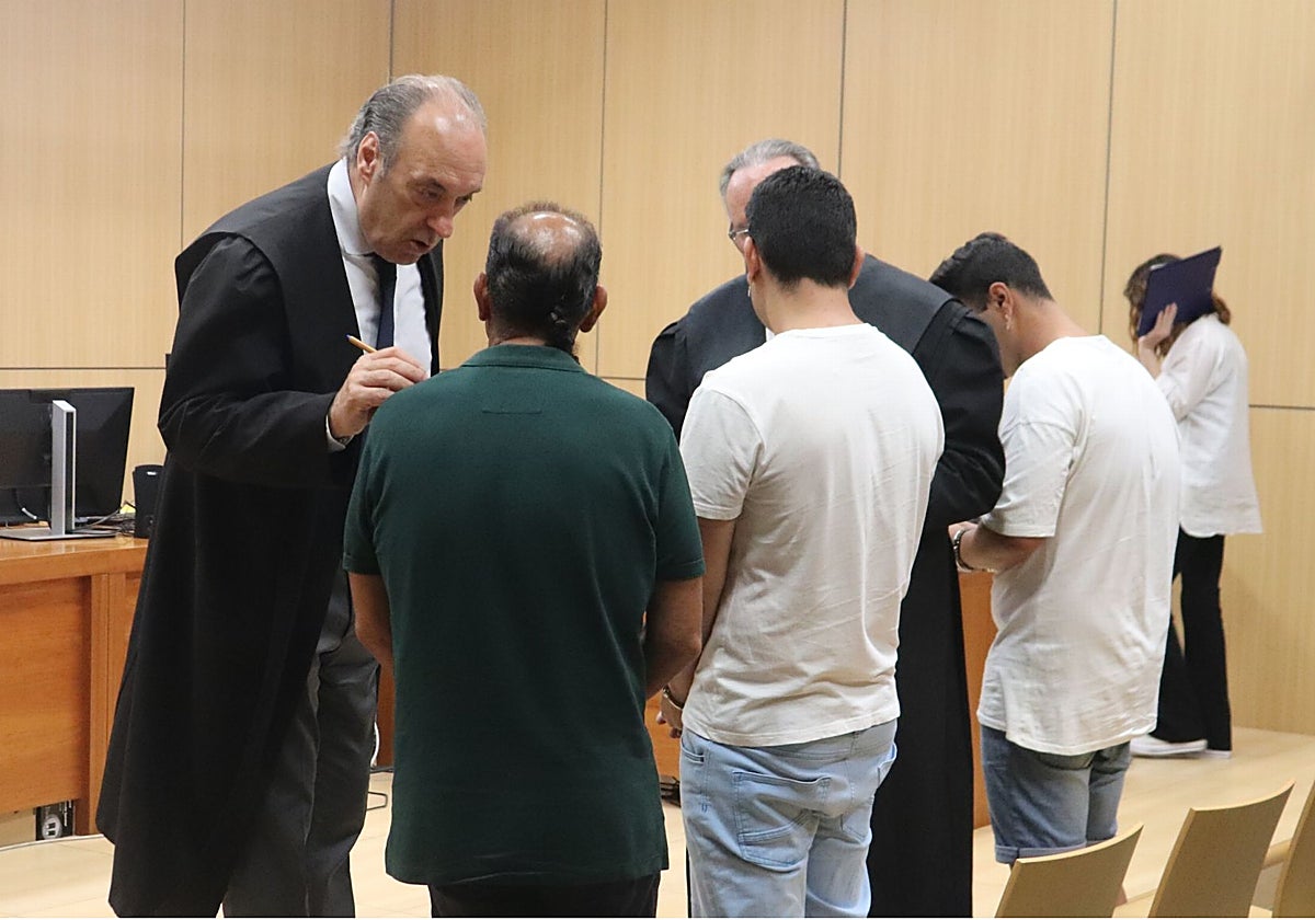 Condenan a un padre y sus dos hijos por asestar 25 puñaladas a un familiar tras discutir en un bar del Puig
