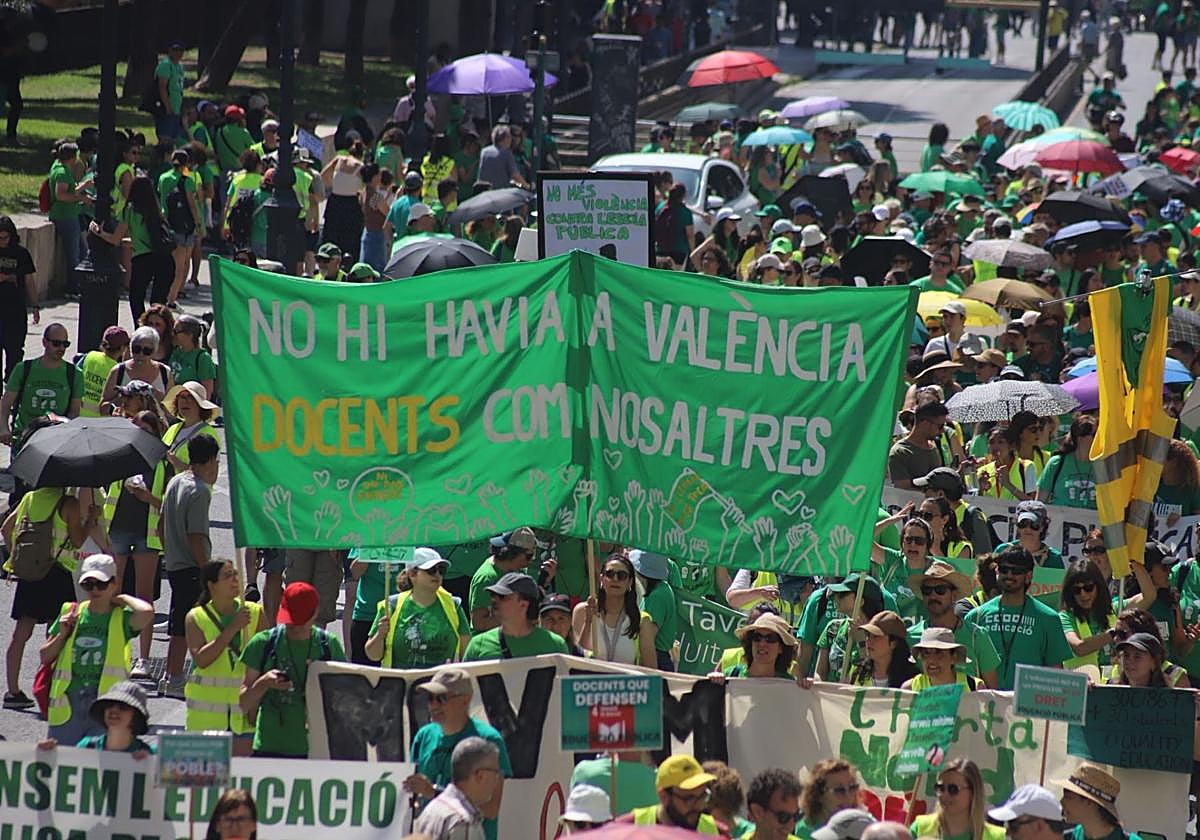 Educación y sindicatos se dan otro intento de negociar tras una nueva marcha multitudinaria en la calle
