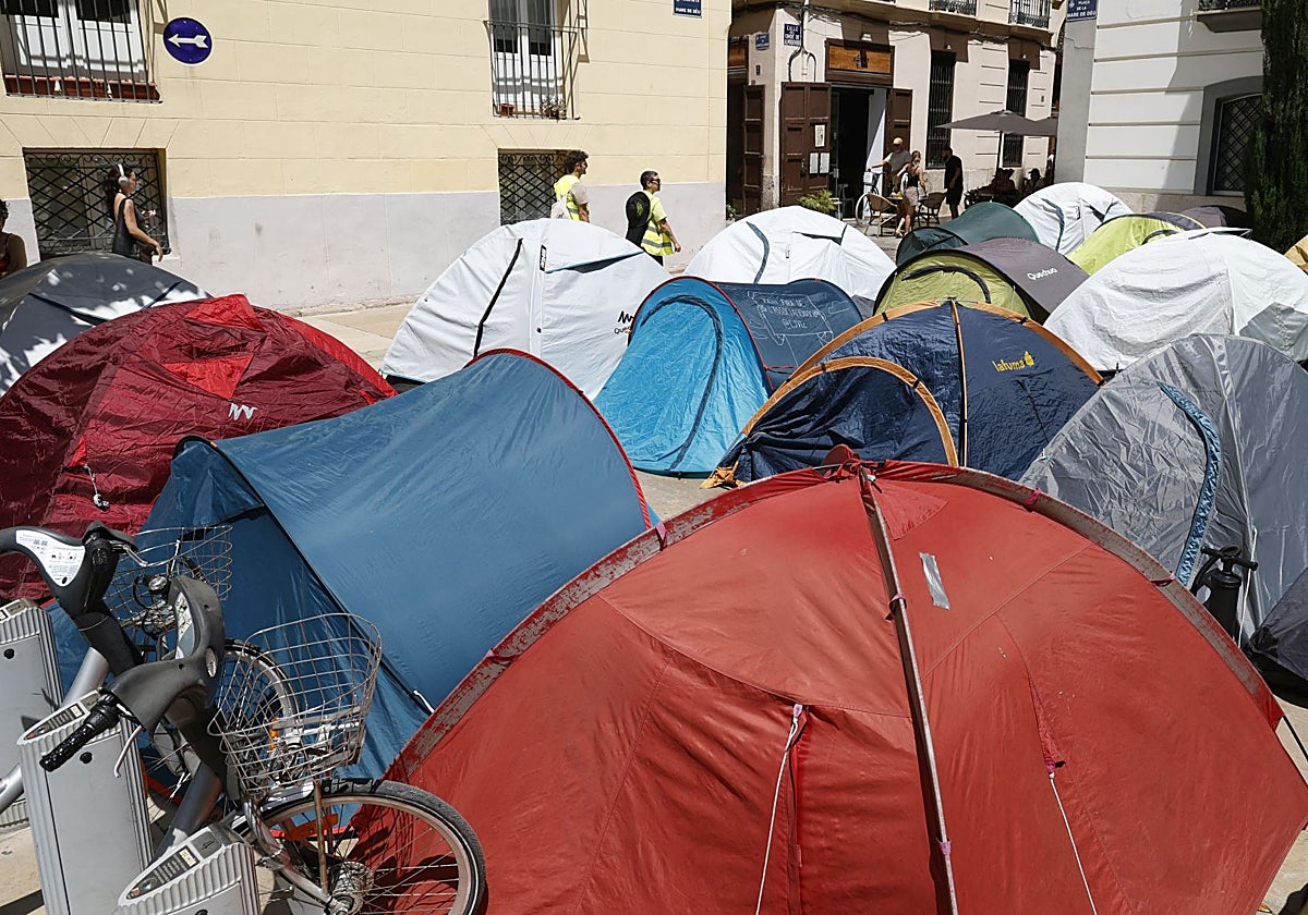 Amics del Corpus pide el desmontaje de una estación de Valenbisi para trasladar tiendas de la acampada