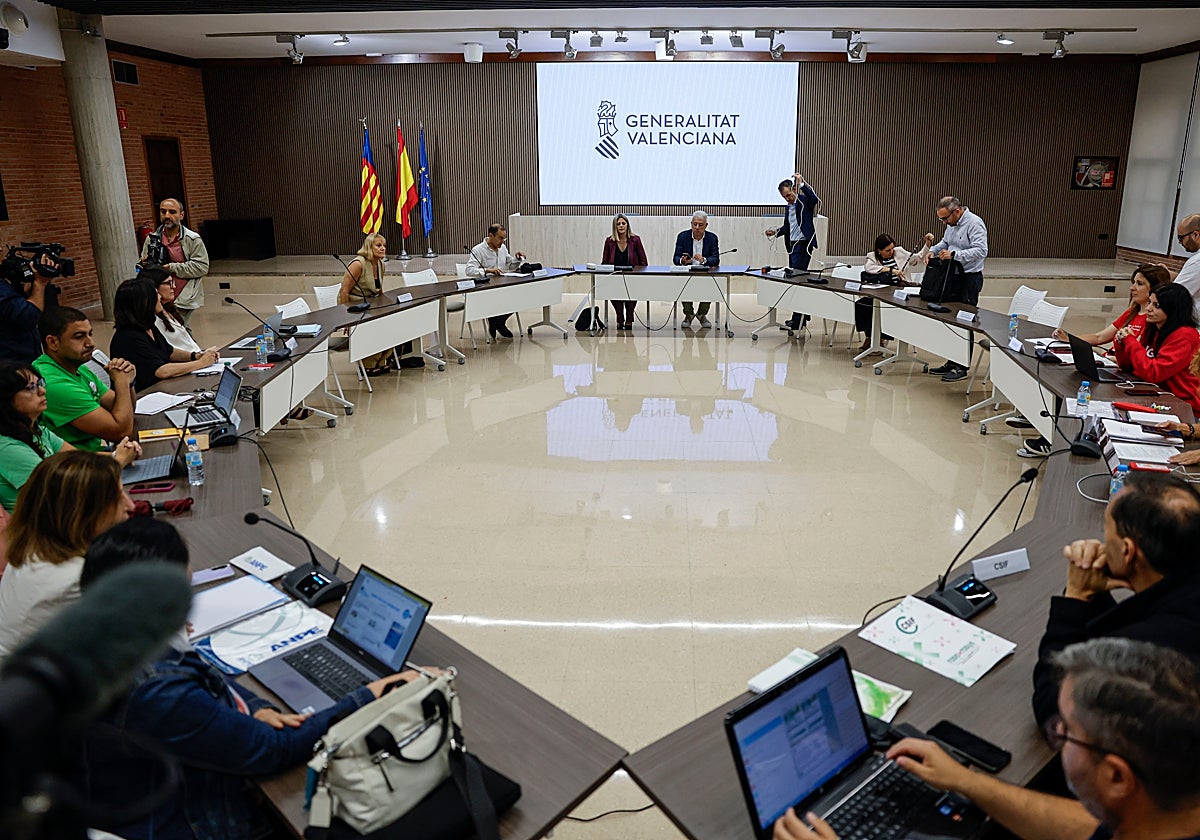 El Consell asegura que la propuesta de Educación rebasa en casi 1.000 millones las exigencias sindicales