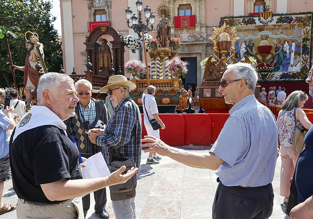 La labor de los guías voluntarios: «Si no fuera por el Corpus iba a pasar yo este calor»