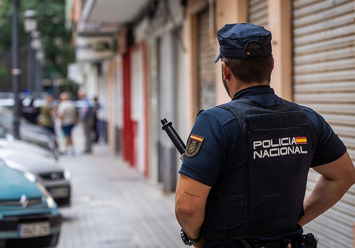 Amenaza con una navaja a varias personas en el centro de Valencia al grito: «¡Alá es el más grande!»