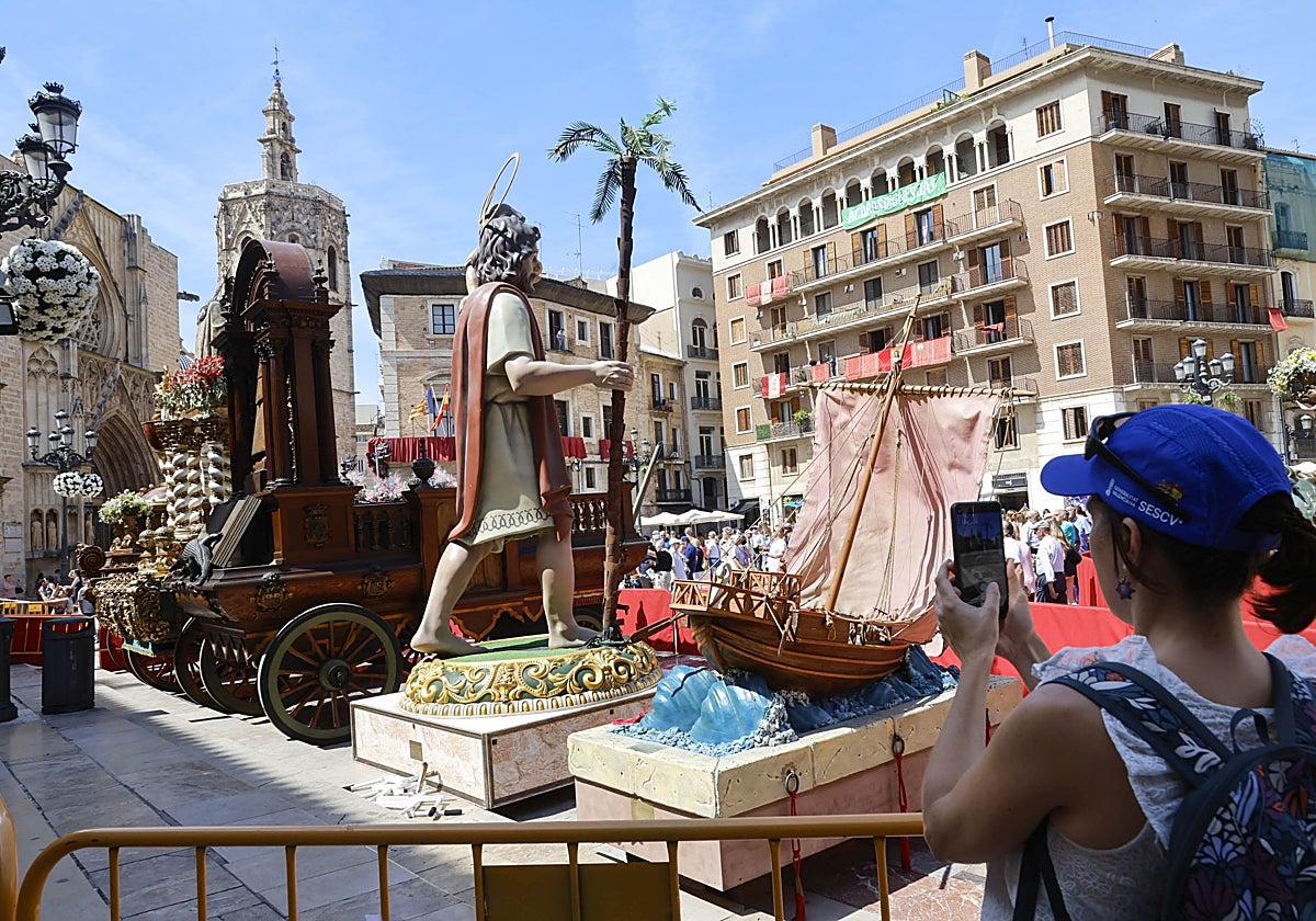 La procesión del Corpus sigue adelante a pesar de la acampada de la plaza