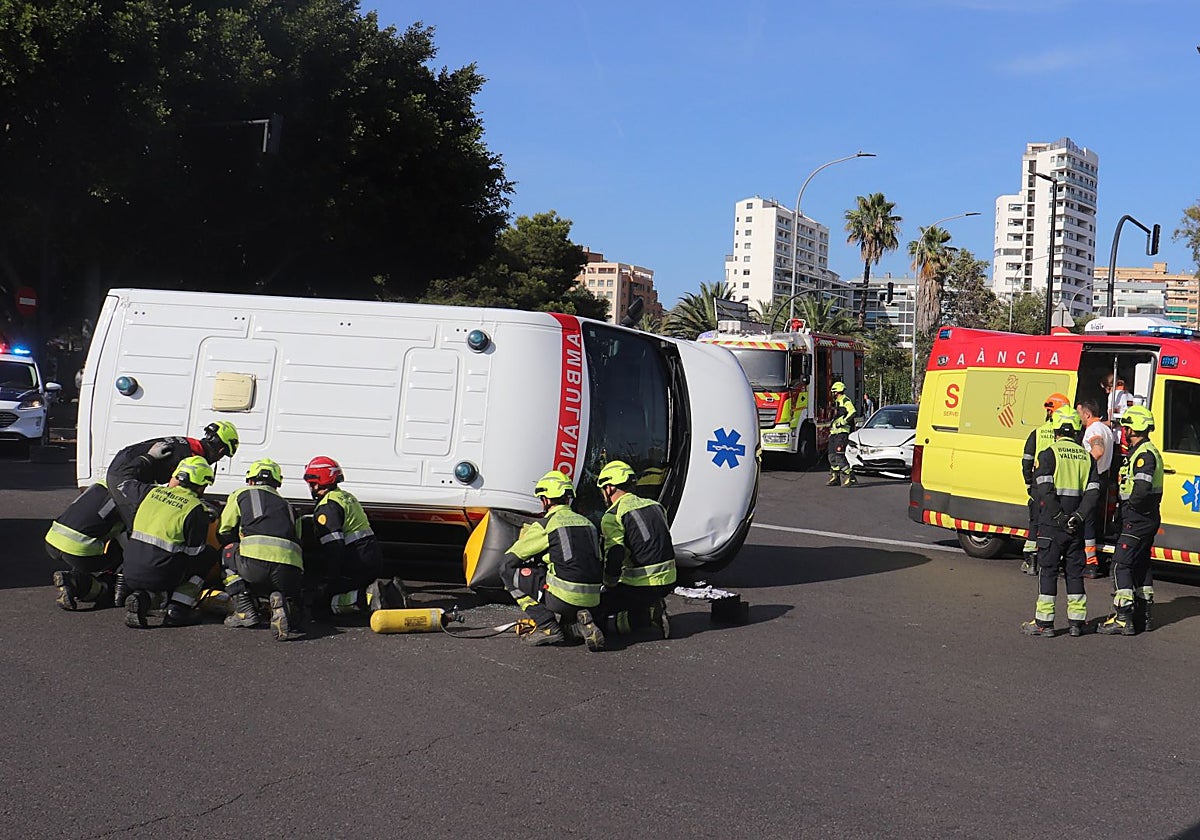 Una ambulancia vuelca tras ser embestida por un vehículo en 