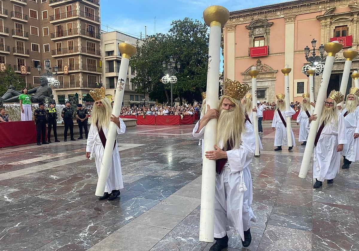 Pétalos y baño de multitudes para la Custodia y procesión de