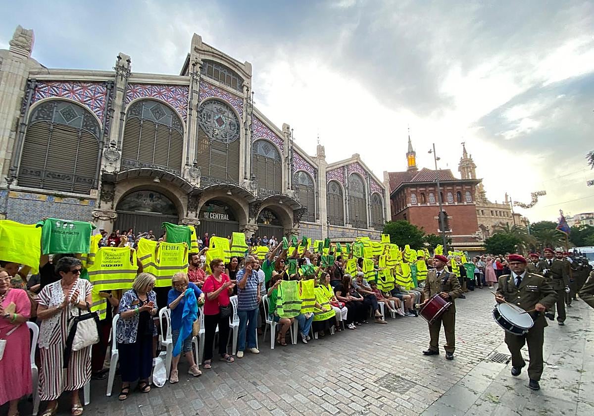 Un centenar de personas muestran los chalecos verdes de los 