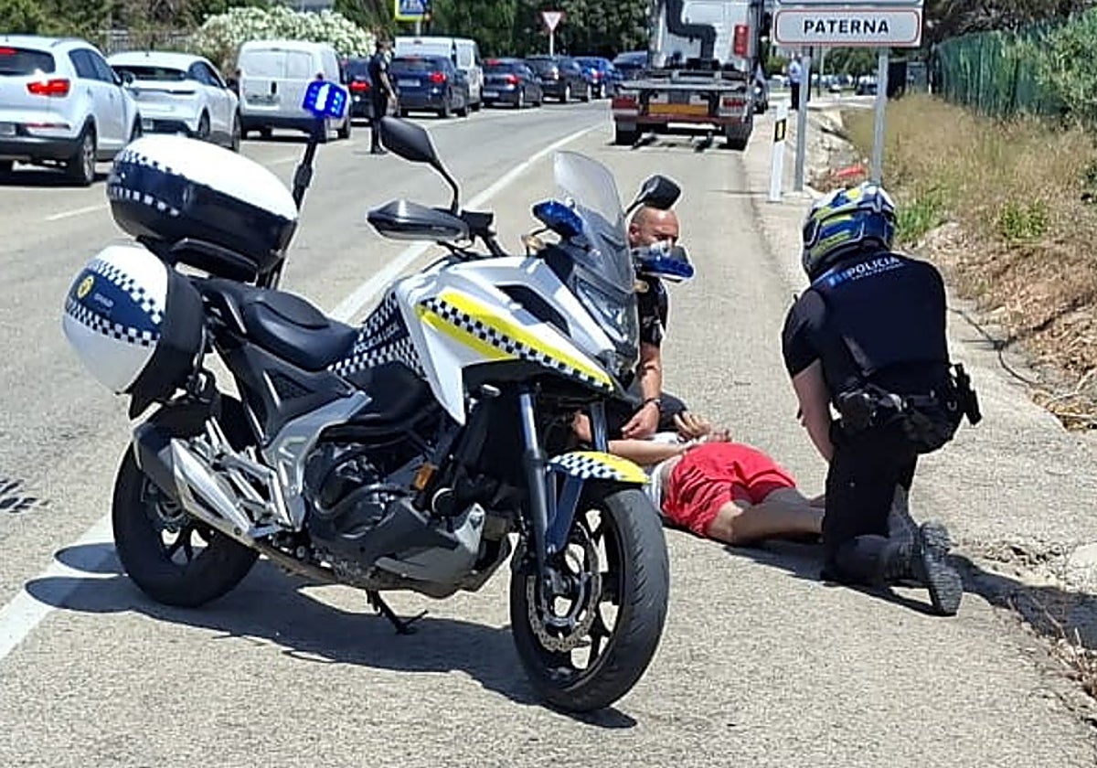 Una veintena de policías detienen en Paterna a tres miembros