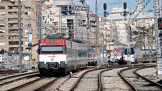 La avería de la catenaria entre Benifaió y Silla provoca retrasos en los trenes por tercer día consecutivo