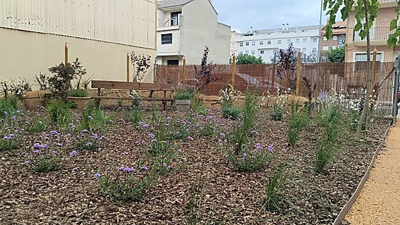 Una residencia de Algemesí inaugura un jardín accesible financiado por Cruz Roja
