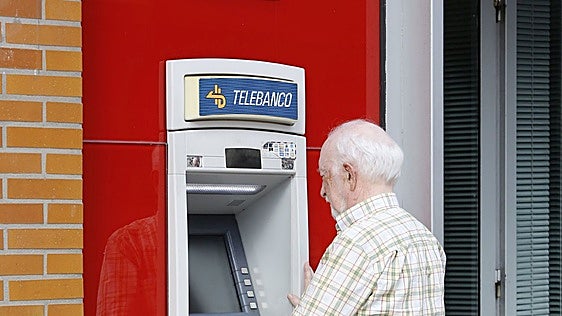 La inseguridad para sacar dinero de los cajeros aumenta entre los mayores valencianos