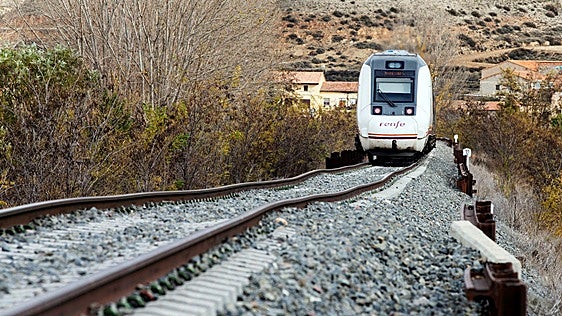 La logística española reclama la doble vía entre Sagunto y Teruel y alerta de un cuello de botella en la línea
