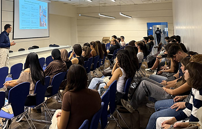 Los estudiantes participan en una de las conferencias