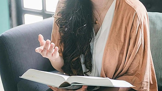 Una mujer suspendida de empleo y sueldo por dejar entrar a un compañero de baja médica recupera el salario perdido y gana 7.501 euros de indemnización