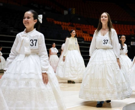 Imagen secundaria 1 - Ensayo de las candidatas antes de la gala del Roig Arena.