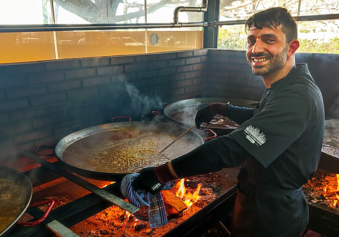 El cocinero Pierpaolo Ricciardo en los paelleros.