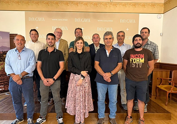 La presidenta de la D.O. Cava, Marta Vidal, yel vicepresidente David Sendra, con representantes de las entidades.