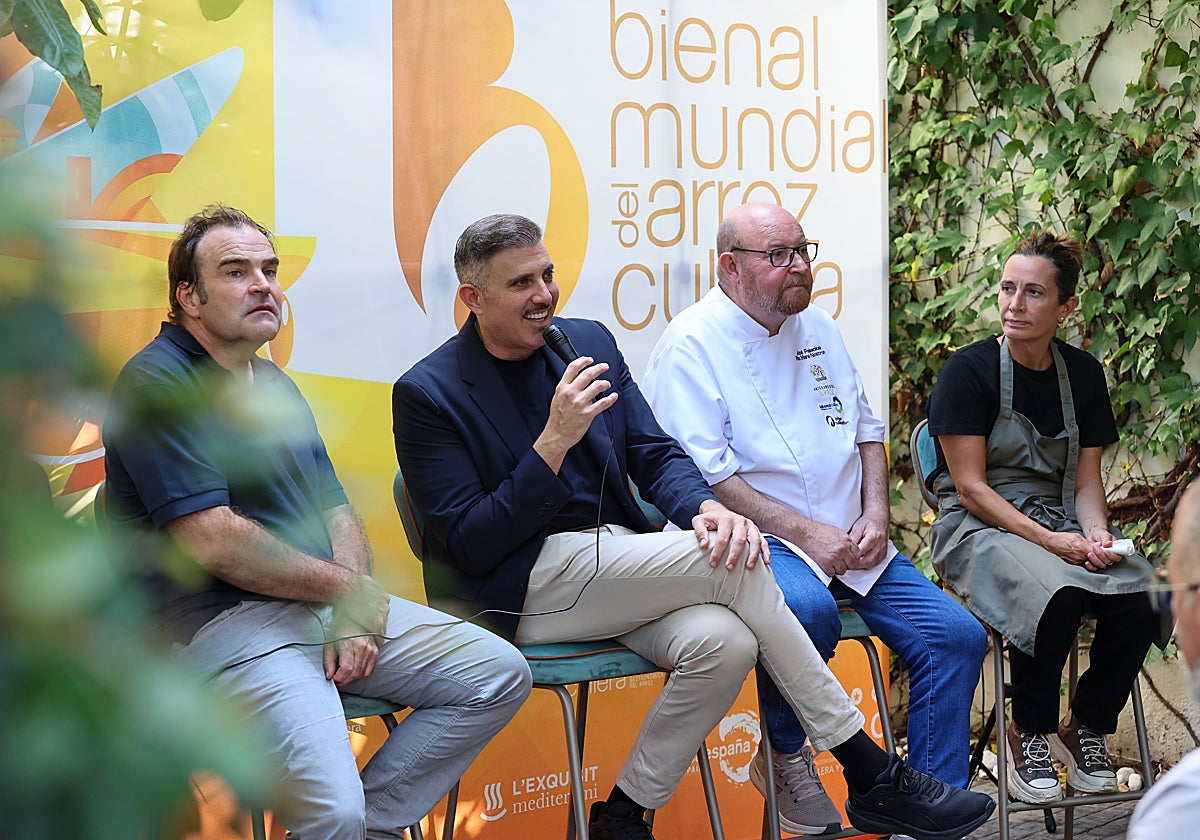 El alcalde de Cullera, escoltado por Santos Ruiz, José Palacios y Begoña Rodrigo, durante la presentación.