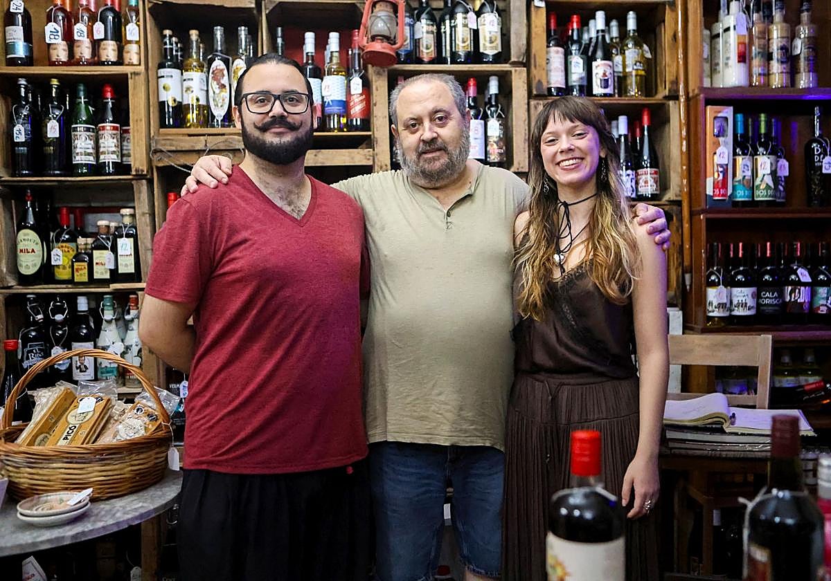 Fernando Domínguez, con sus hijos Fernando y Mónica, en su local de la calle Mantas