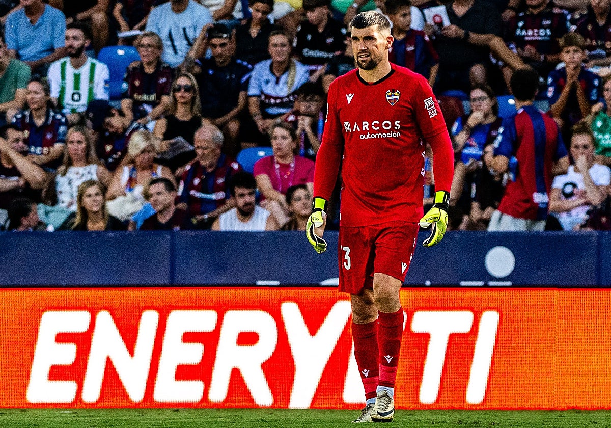 Mathew Ryan con la camiseta del Levante