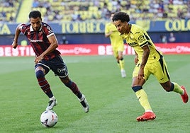 Jeremy Toljan defiende a Tajon Buchanan.