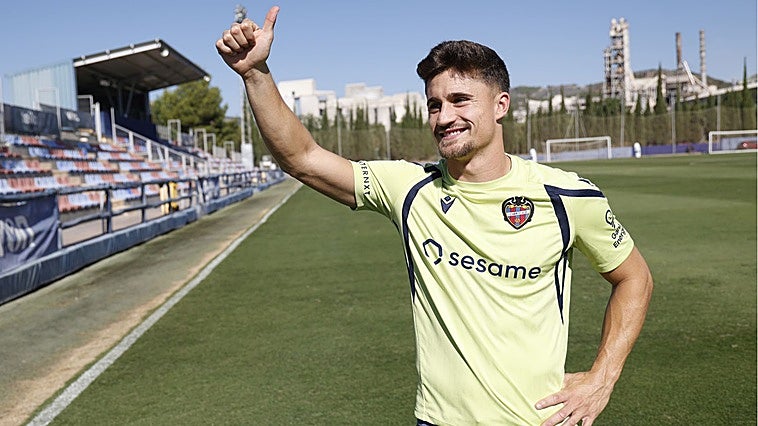 Iván Romero: «Cuantos más balones lleguen arriba, menos se escuchará lo de que estoy solo»