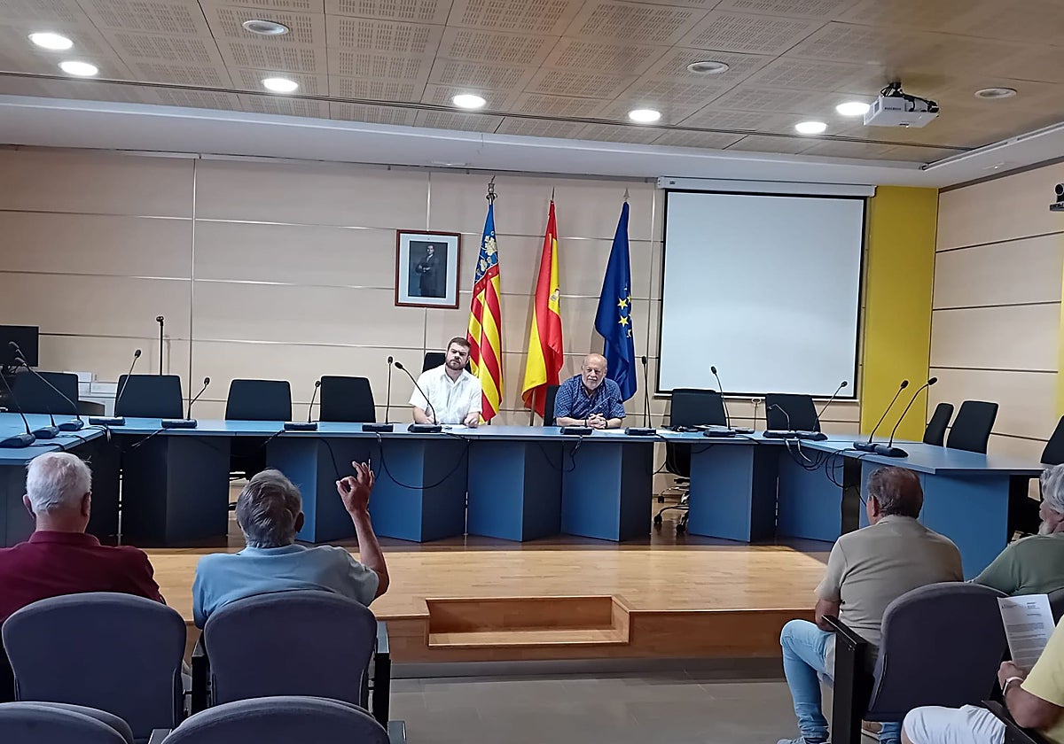 Reunión del alcalde y el concejal con los afectados por el deslinde.