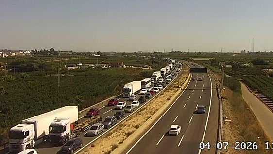 Una obras en la A-7 en plena Operación Salida provocan un atasco de más de 6 kilómetros en la provincia de Valencia