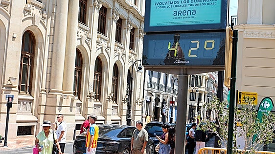 Dos municipios valencianos viven una noche infernal a más de 30 grados