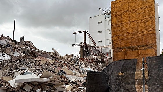 El Ayuntamiento de Benetússer denuncia a la empresa de la excavadora por llevársela sin permiso