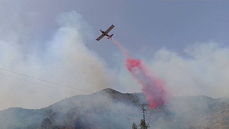 Controlado el incendio forestal de Llutxent mientras el fuego sigue activo en la planta de biomasa