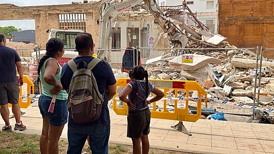 El desescombro del edificio de Benetússer arranca con una misión: salvar los recuerdos de tres familias