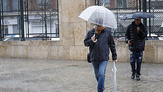 Aemet activa un aviso amarillo por tormentas localmente fuertes con rachas de viento y posible granizo en Valencia y señala las zonas donde caerán
