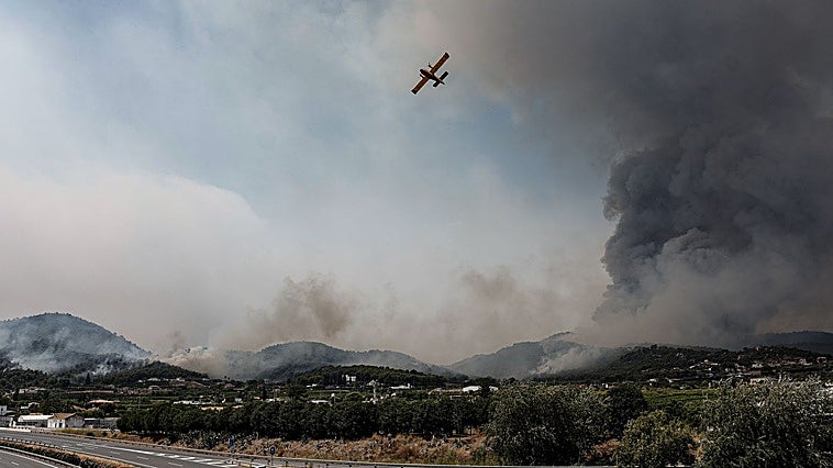 El incendio en la Vall d'Uixó se mantiene activo pero los bomberos contienen su expansión