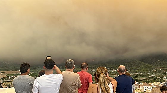 Onda desoye el confinamiento para ver el avance del fuego desde el castillo