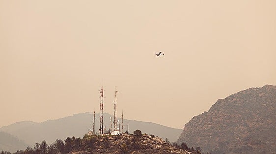 El incendio ha duplicado su perímetro y mantiene los municipios desalojados y Vall d'Uixó confinado