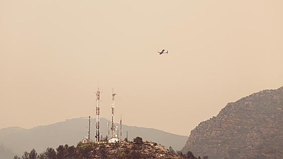 El viento, principal enemigo para controlar el incendio de la Vall d'Uixó