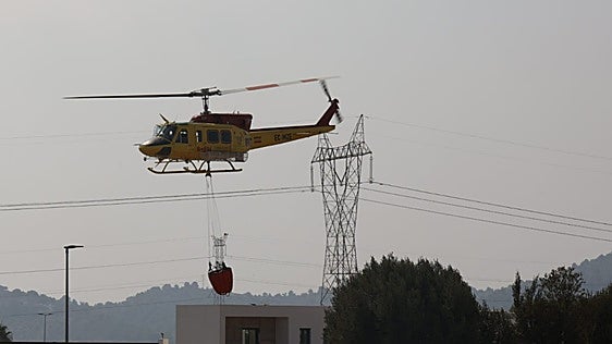 Bomberos de Cataluña, Aragón y Murcia refuerzan la lucha contra el incendio de la Vall d'Uixó