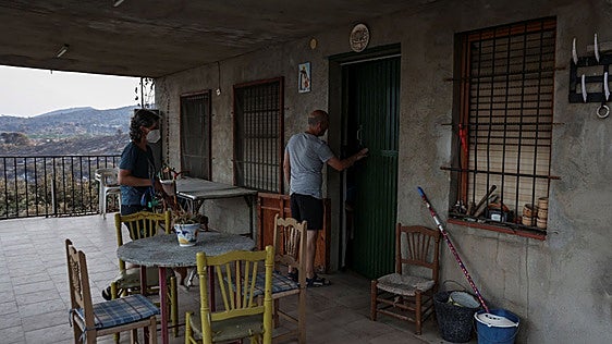 Los bomberos logran frenar el avance del fuego de la Vall d'Uixó y los confinamientos se mantienen un día más