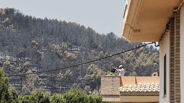 El incendio de la Vall d'Uixó mantiene a 5.200 personas fuera de sus hogares a puertas de cumplir una semana