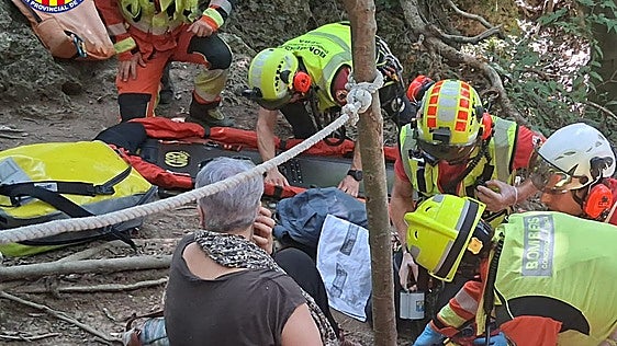 Los bomberos rescatan en Anna a una senderista herida