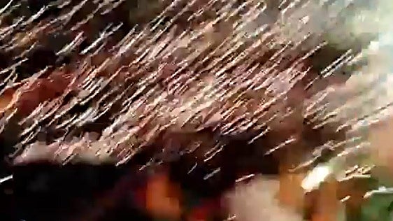 Vídeo del Castell de l'Olla de Altea 2026: así impactó la bengala 'perdida' sobre la gente en la playa