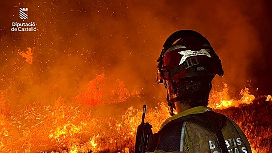 El incendio de Tírig ya arrasa 684 hectáreas, sigue desbocado y obliga a desalojar Catí