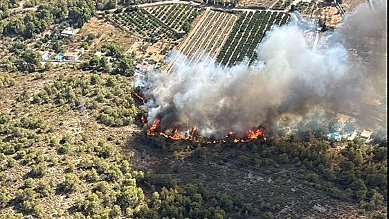 Desalojan viviendas en Llíria por un incendio de vegetación