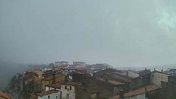 Una tormenta explosiva descarga en Castellfort casi 100 litros en tiempo récord