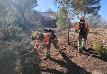 Un centenar de bomberos refuerzan la lucha contra el fuego en la Comunitat en pleno riesgo extremo de incendio
